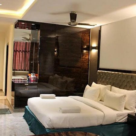 Hotel Aman Palace New Delhi Exterior photo