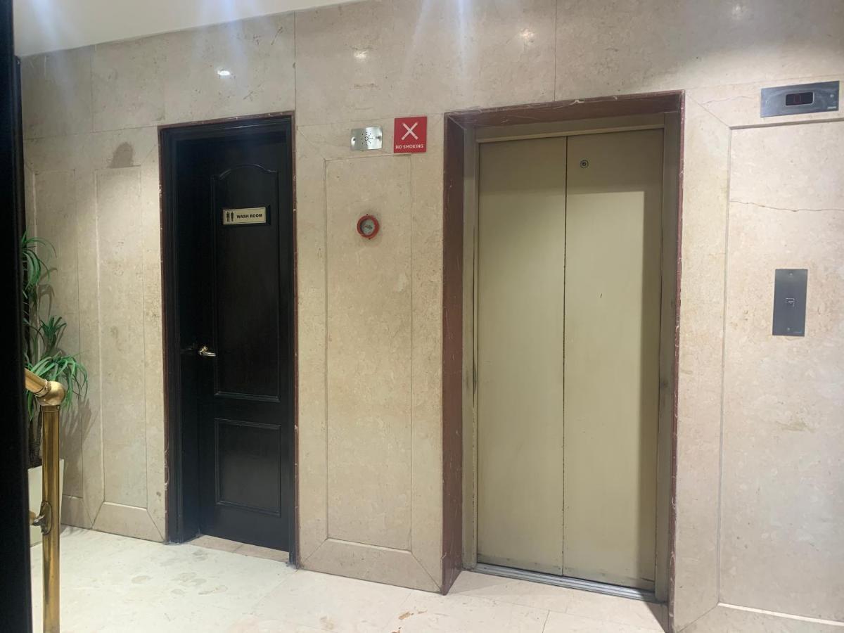 Hotel Aman Palace New Delhi Exterior photo