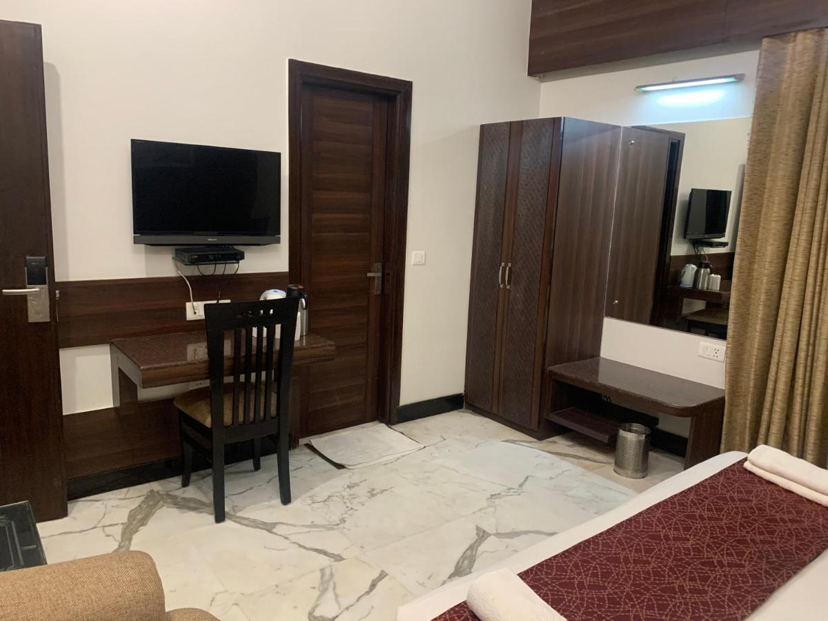 Hotel Aman Palace New Delhi Exterior photo