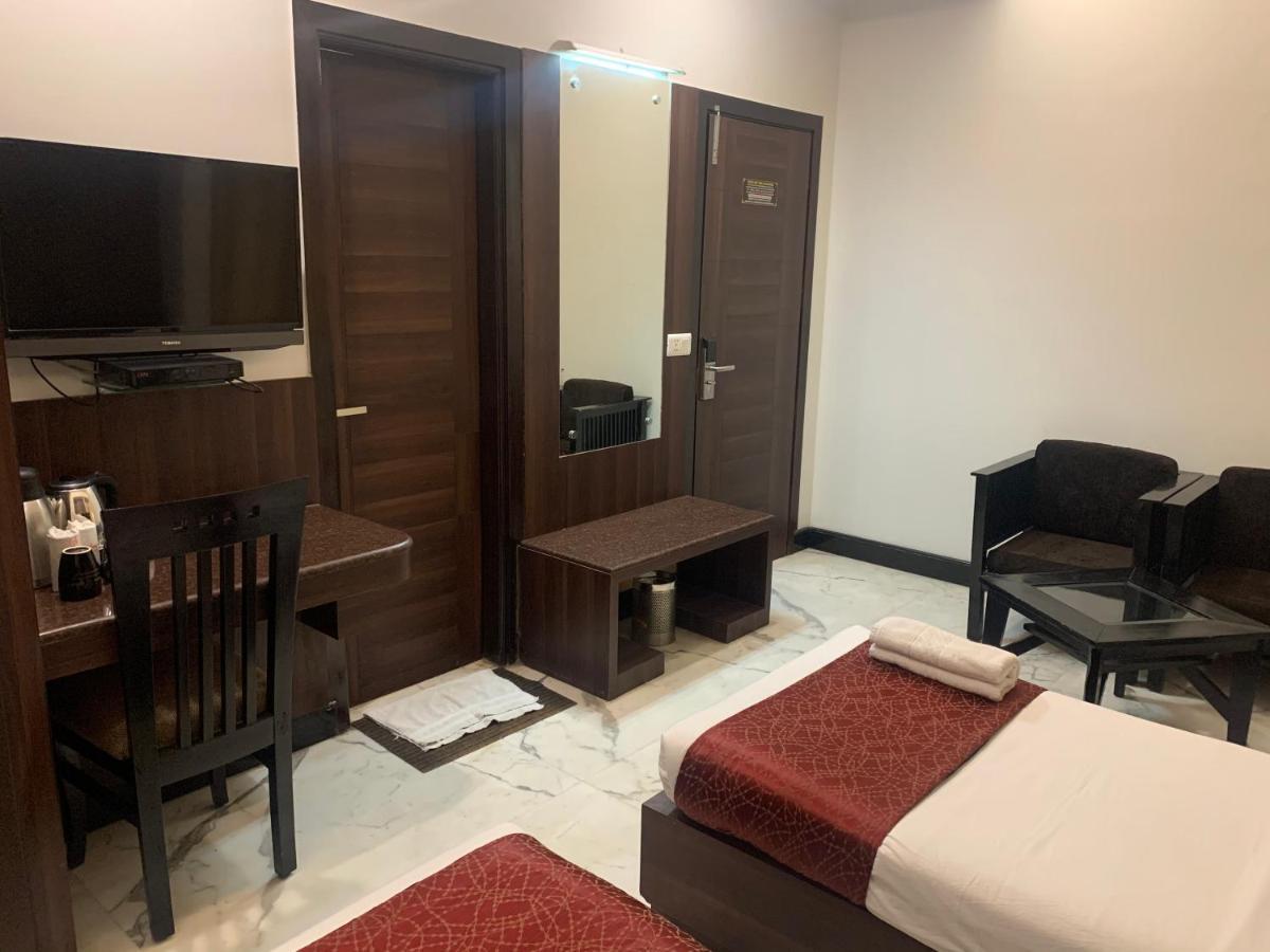 Hotel Aman Palace New Delhi Exterior photo