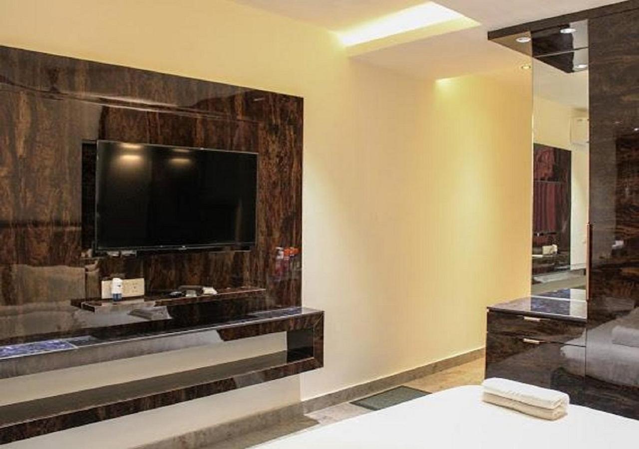 Hotel Aman Palace New Delhi Exterior photo