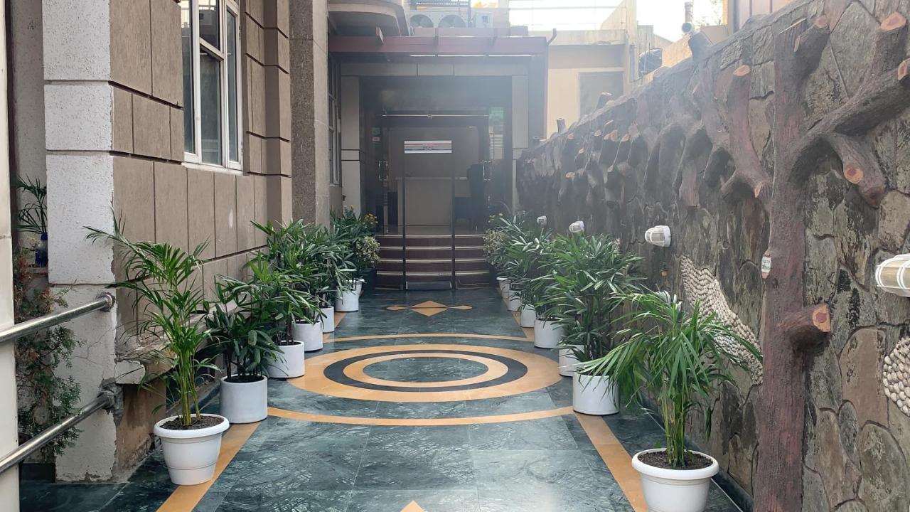 Hotel Aman Palace New Delhi Exterior photo