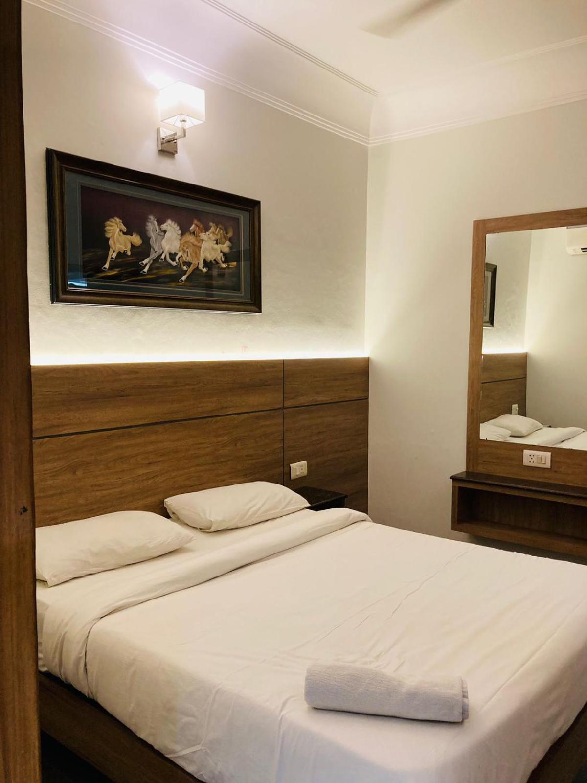 Hotel Aman Palace New Delhi Exterior photo