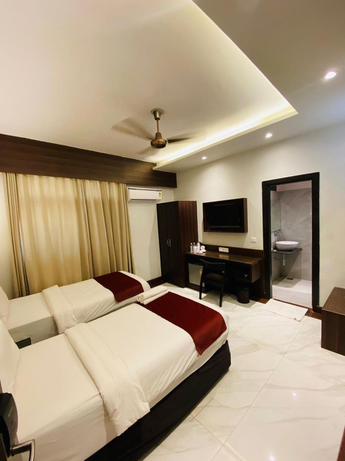 Hotel Aman Palace New Delhi Exterior photo