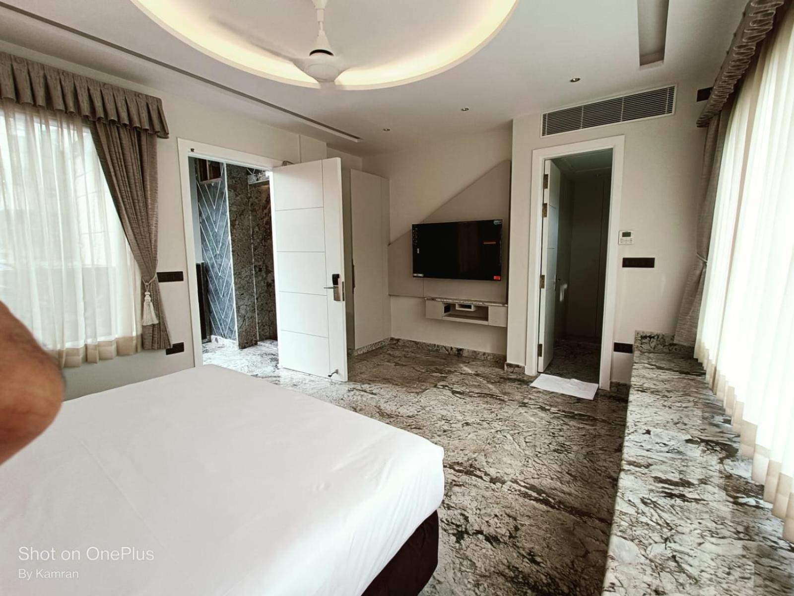 Hotel Aman Palace New Delhi Exterior photo