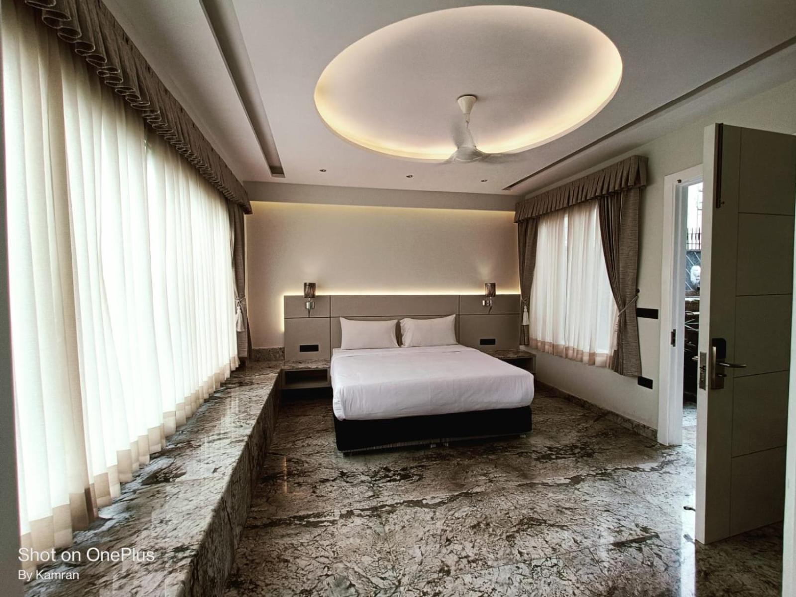 Hotel Aman Palace New Delhi Exterior photo