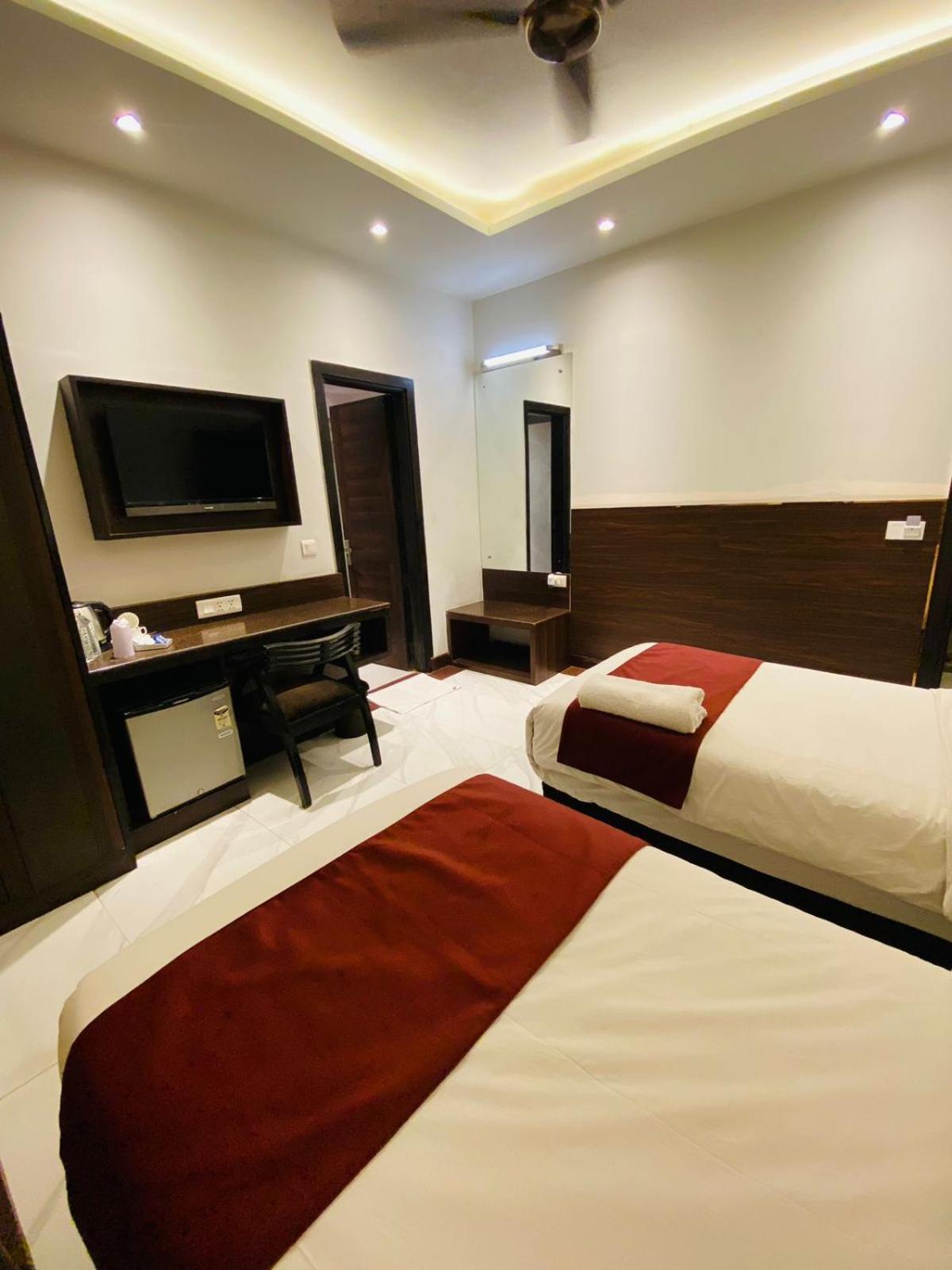 Hotel Aman Palace New Delhi Exterior photo