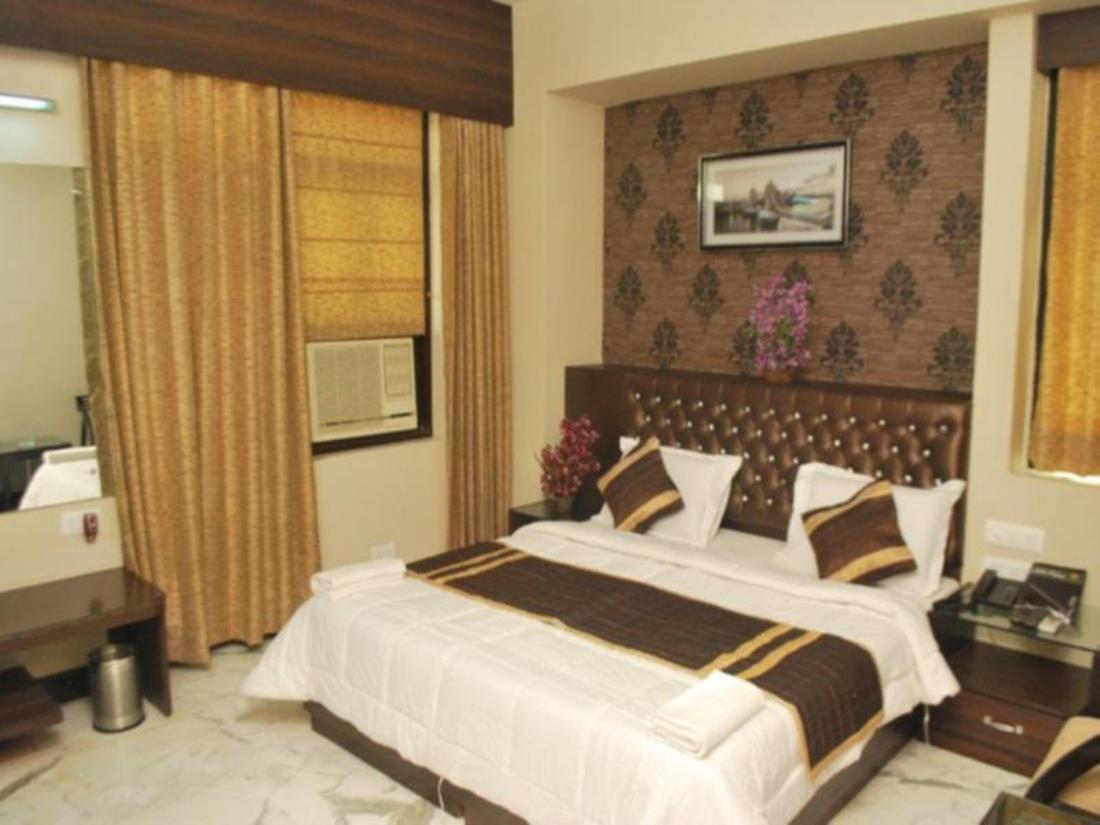 Hotel Aman Palace New Delhi Exterior photo