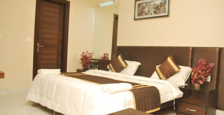 Hotel Aman Palace New Delhi Exterior photo