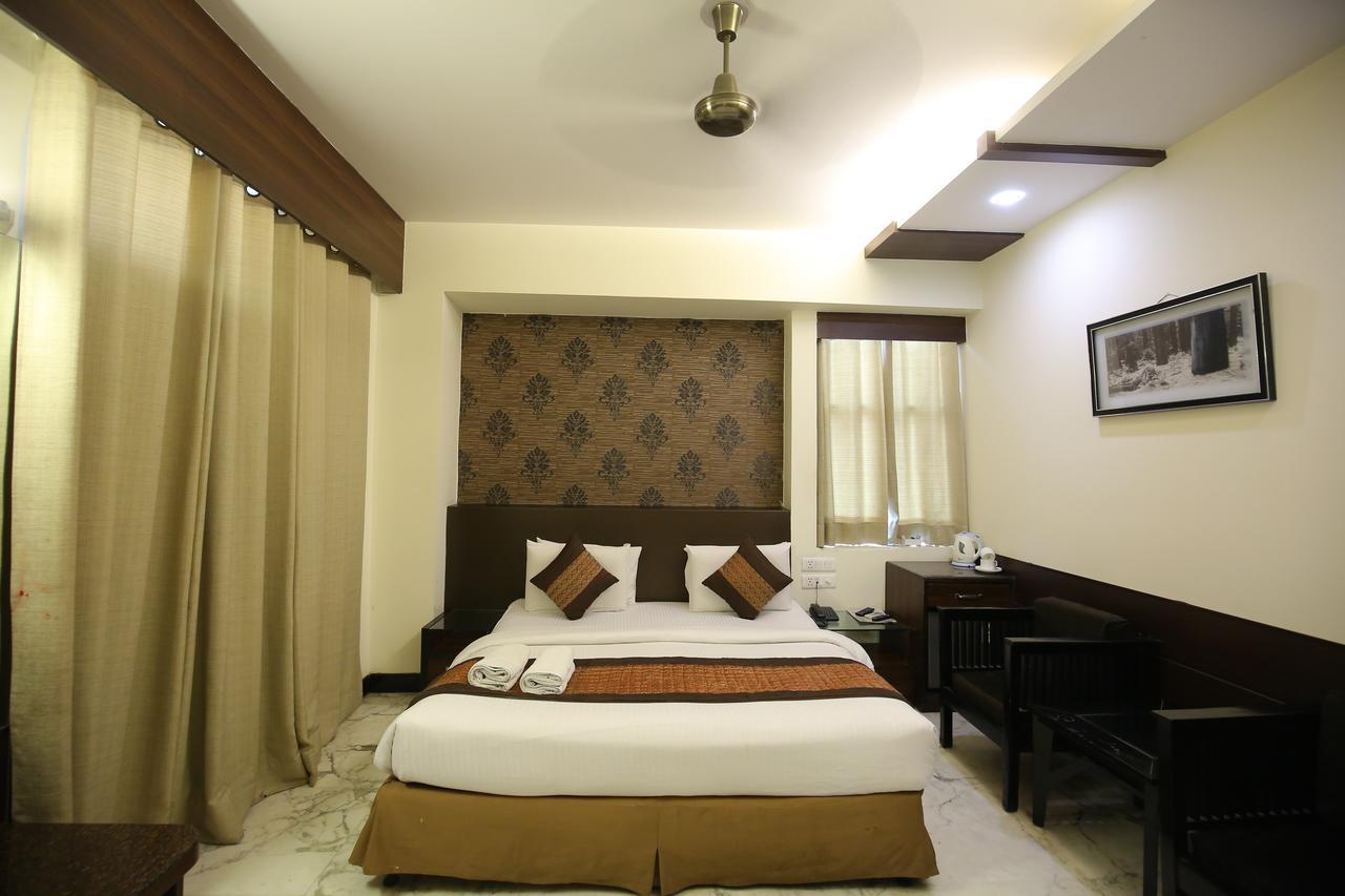 Hotel Aman Palace New Delhi Exterior photo