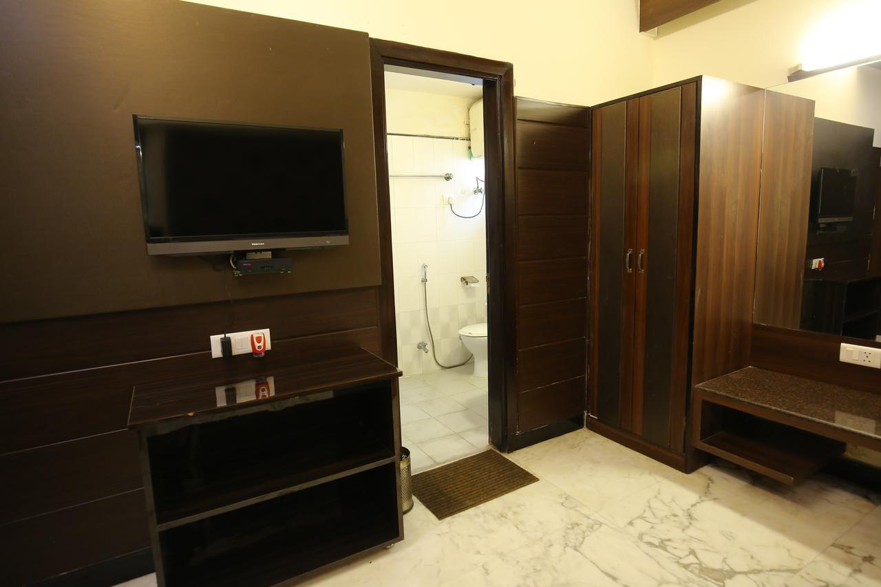 Hotel Aman Palace New Delhi Exterior photo