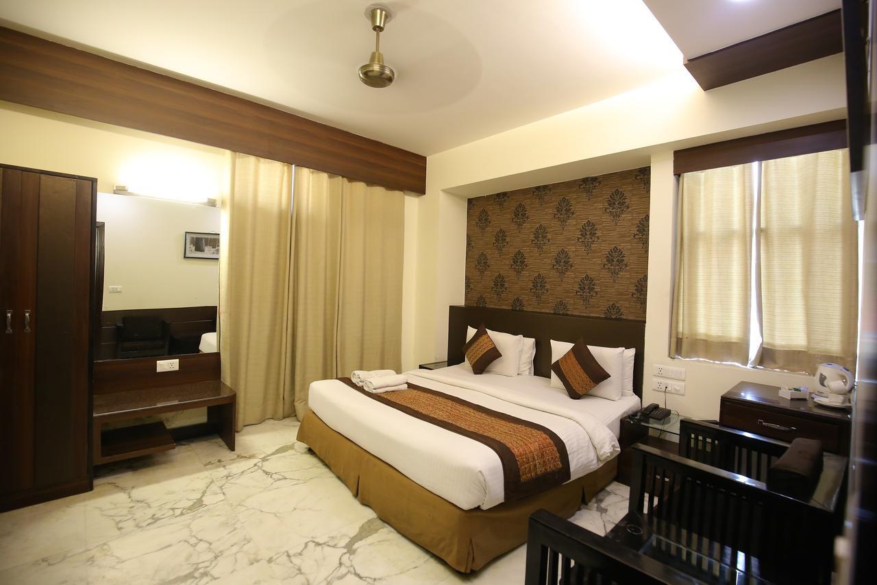 Hotel Aman Palace New Delhi Exterior photo