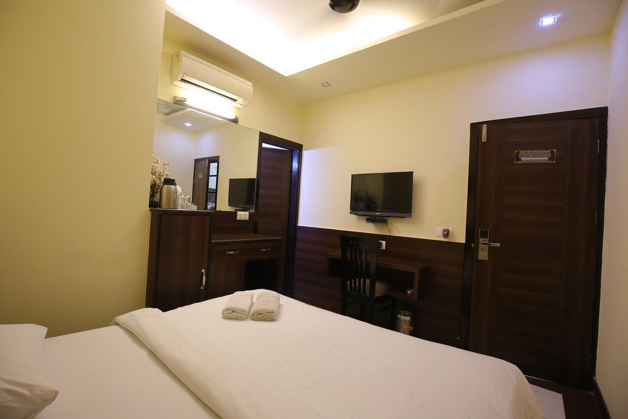 Hotel Aman Palace New Delhi Exterior photo